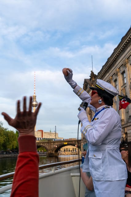Berlin: Christmas cruise on the Spree with drag queen Audrey. - The Optional €9 Christmas Menu