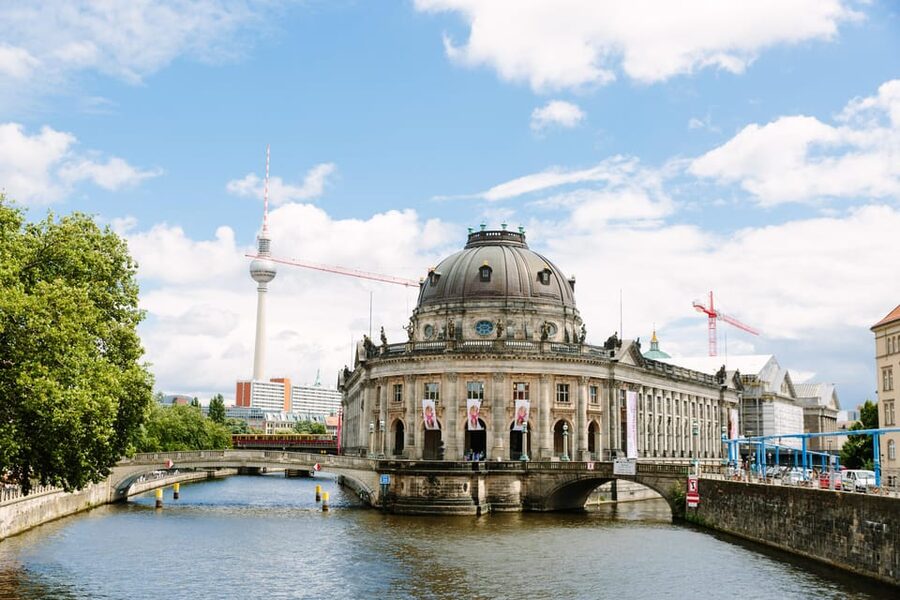 Berlin City Bike Tour with Beer Garden Stop - How much history fits into 330 minutes?