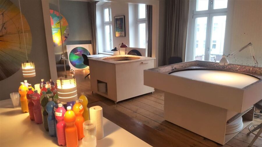 Berlin: Create Your Own Spin Painting at Jans Echternacht - What happens inside the Berlin studio