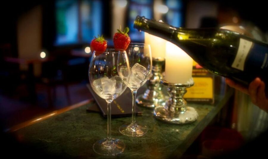 Berlin: Dinner in the Dark - Meeting the person who guides you through the dark