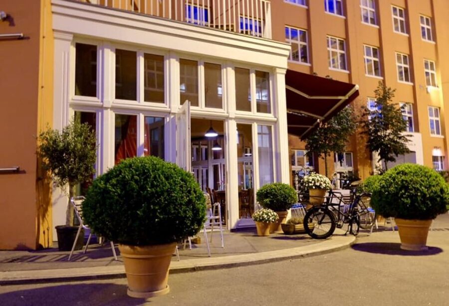 Berlin: Dinner in the Dark - Entering the pitch-dark dining room