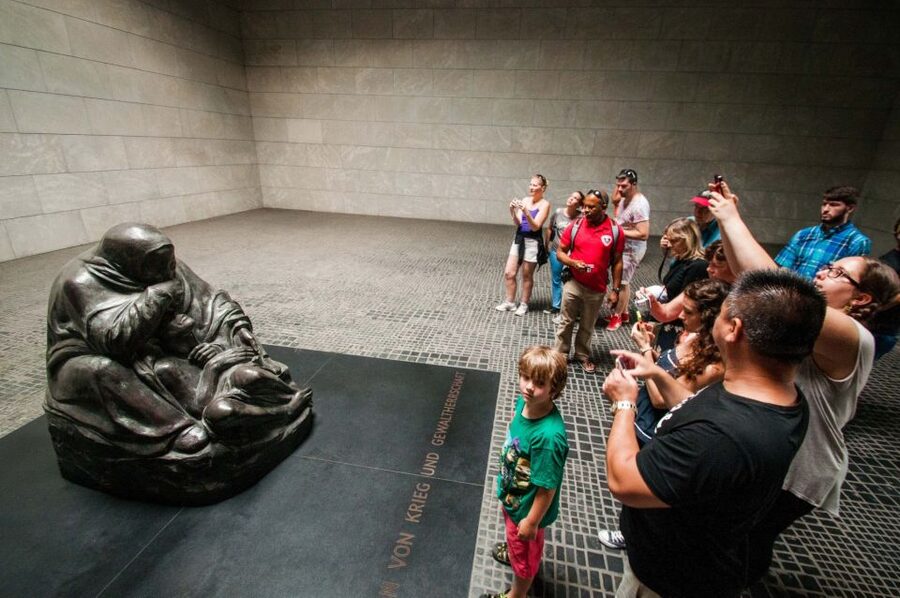 Berlin: Discover Berlin Walking Tour - Pace, distance, and the two tour lengths