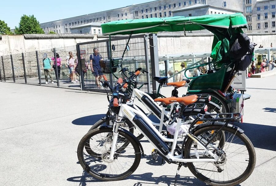 Berlin (E)Bike Tour Historical Highlights in Small groups - Checkpoint Charlie and the Wall story