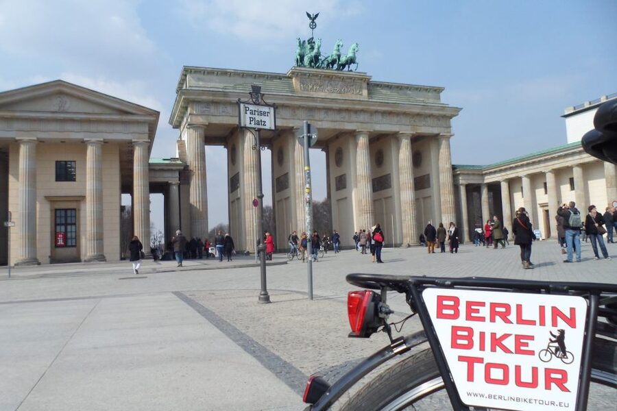 Berlin: E-Bike Tour of the Berlin Wall and Mitte Highlights - Mitte and the Charité hospital