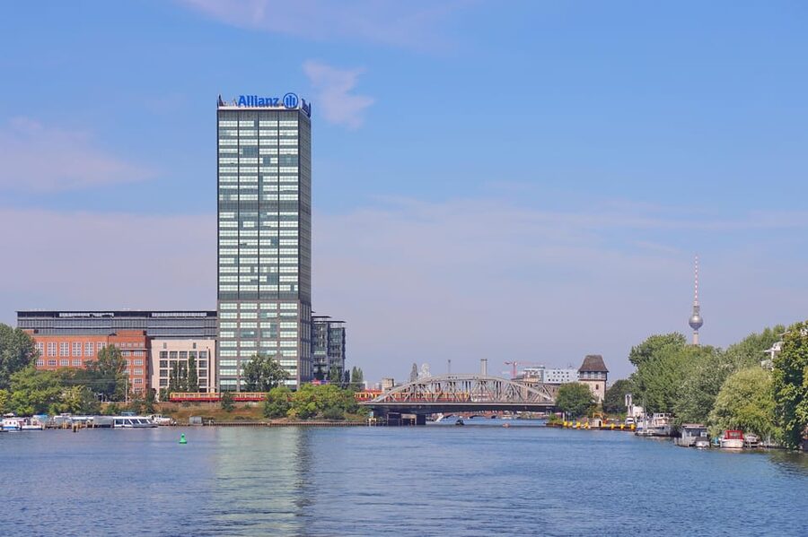 Berlin: East Side Gallery Spree Cruise in a Solar Catamaran - Who should book this cruise?