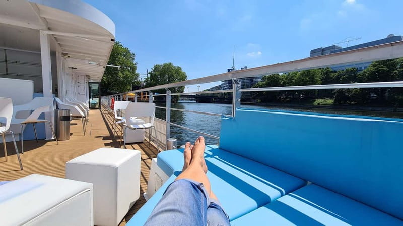 Berlin: East Side Gallery Spree Cruise in a Solar Catamaran - Green space at Treptower Park