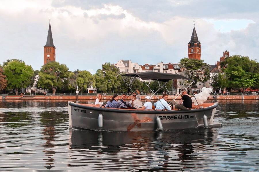 Berlin: Electric Boat Rental for self-driving 2 hrs - Reaching the harbor from central Berlin