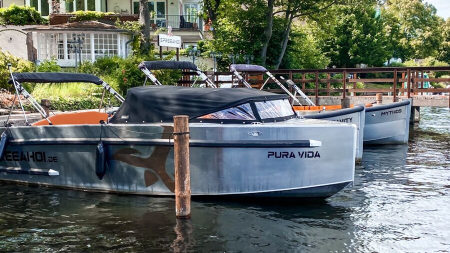 Berlin: Electric Boat Rental for self-driving 2 hrs - Swimming from the boat