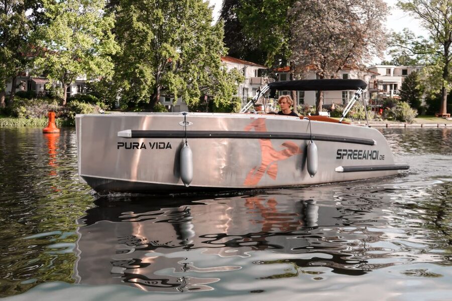 Berlin: Electric Boat Rental for self-driving 2 hrs - Bringing a barbecue and your own picnic