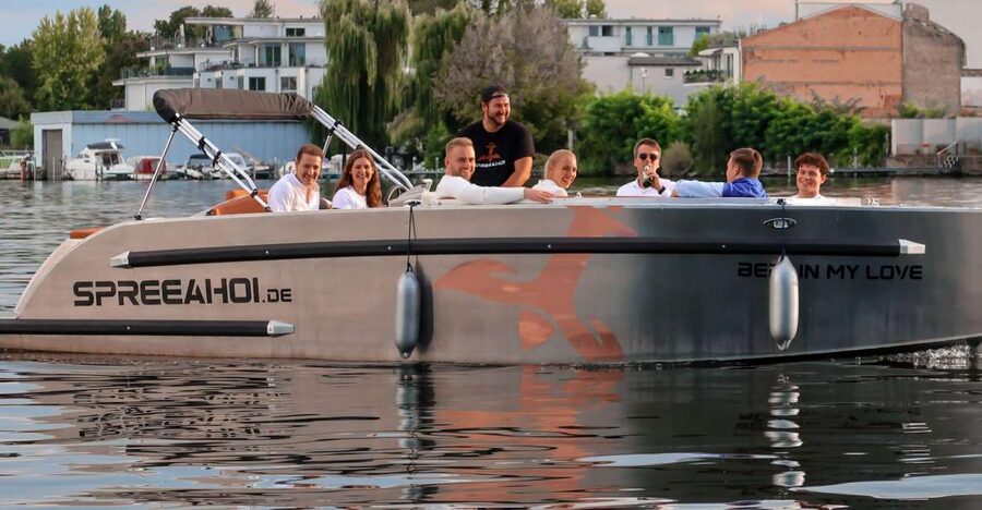 Berlin: Electric Boat Rental for self-driving 2 hrs - The briefing before you take the wheel