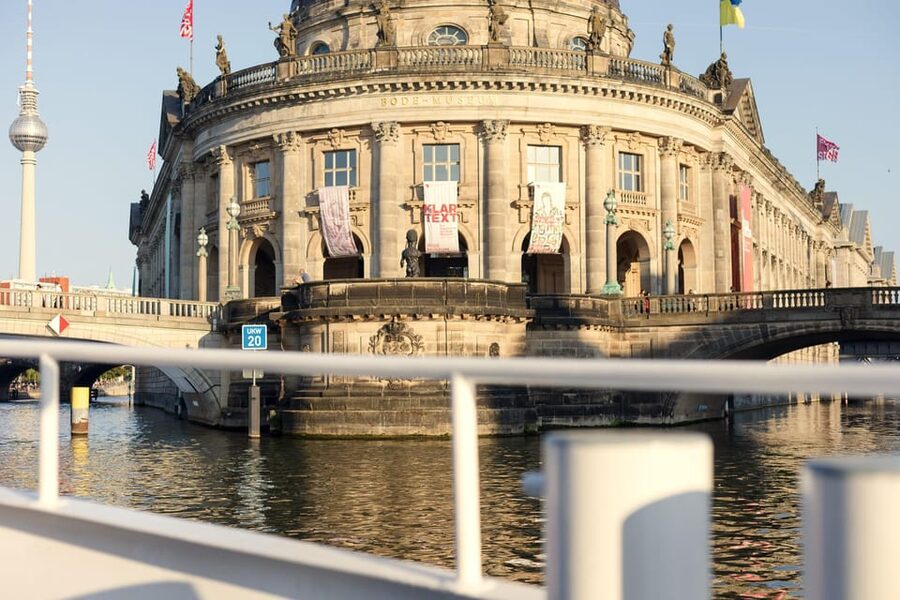 Berlin: Evening Boat Cruise – Romance & Moonlight - Roof terrace or heated windows?
