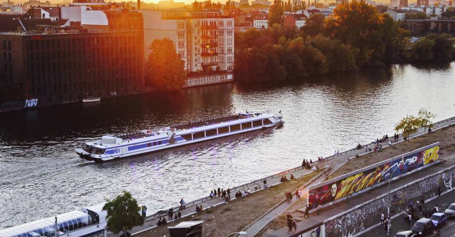 Berlin: Evening City Sightseeing Cruise - Boarding near Friedrichstraße and Nikolaiviertel