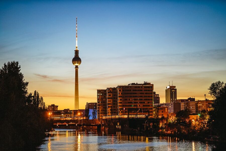 Berlin: Evening City Sightseeing Cruise - Berlin Central Station, the Interior Ministry, and Moabit