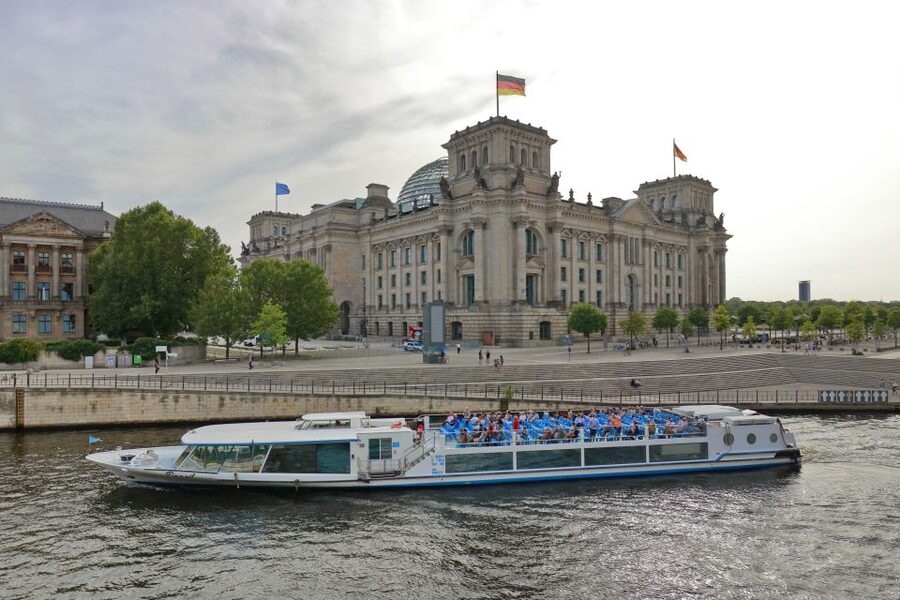 Berlin: Evening City Sightseeing Cruise - The quieter canals and the long return to central Berlin
