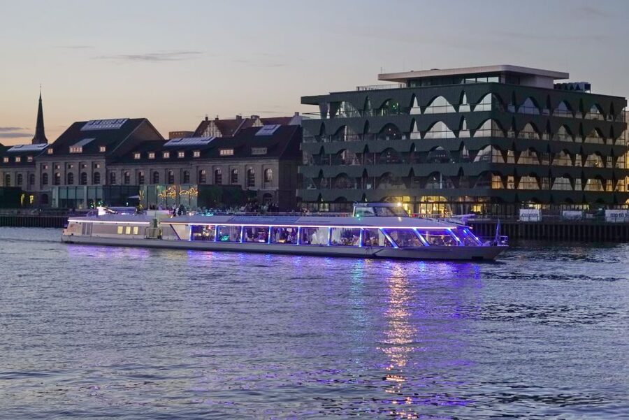 Berlin: Evening City Sightseeing Cruise - Food, drinks, and the onboard atmosphere