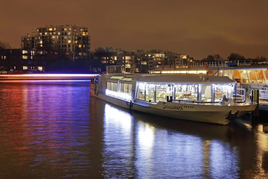 Berlin: Evening City Sightseeing Cruise - Is $35 a fair price for 135 minutes?