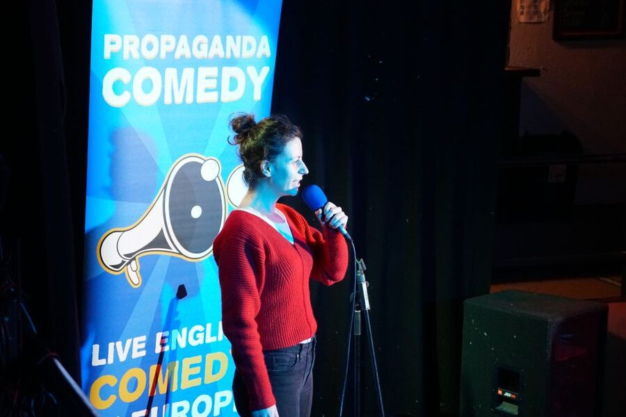 Berlin: Expats in Berlin Comedy Show Ticket - Bar access, timing, and the practical rhythm of the night