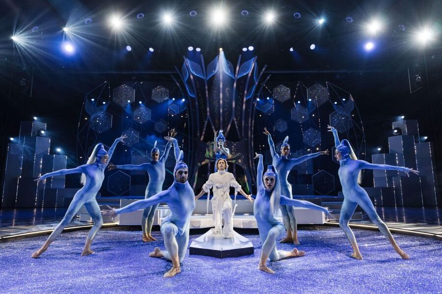 Berlin: FALLING | IN LOVE Grand Show Friedrichstadt-Palast - Music, choreography, and the 25-minute break