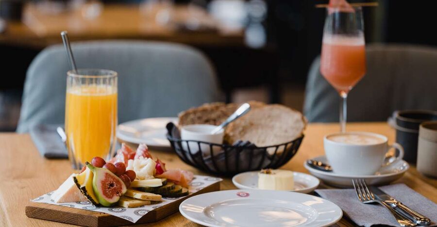 Berlin: Fine Dining Breakfast with Champagne in Schoneberg - Choosing between classic breakfast plates and new ideas