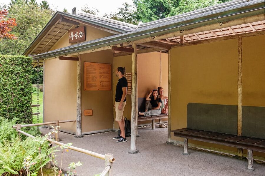 Berlin: Gärten der Welt Guided Tour - Flowers and plants with a guide’s explanation