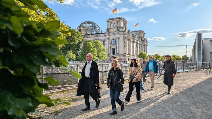 Berlin: Government District around the Reichstag Guided Tour - Marie-Elisabeth-Lüders-Haus and the federal ribbon