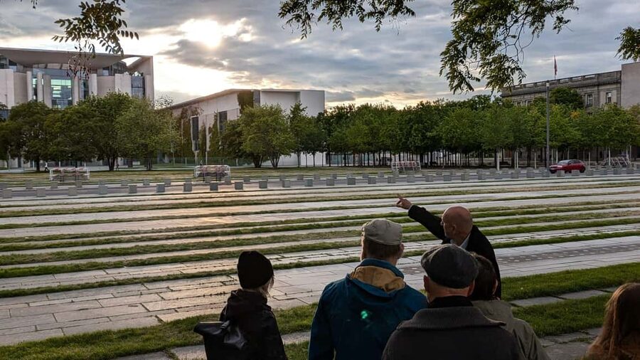 Berlin: Government District around the Reichstag Guided Tour - The Chancellery and Platz der Republik