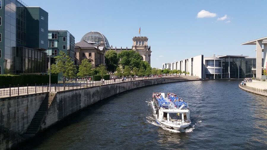 Berlin: Government District around the Reichstag Guided Tour - Guide quality and language choice