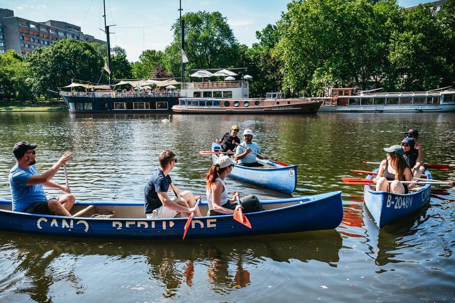 Berlin: Guided Tour by Canoe - Molecule Man, Oberbaum Bridge, and Badeschiff