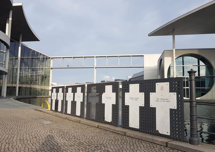 Berlin: Guided Walking Tour around the Reichstag - Key points about the Reichstag walking tour