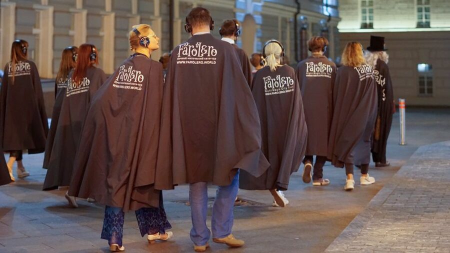 Berlin: Guided Walking Tour by Night - Meeting the lamplighter in the dark