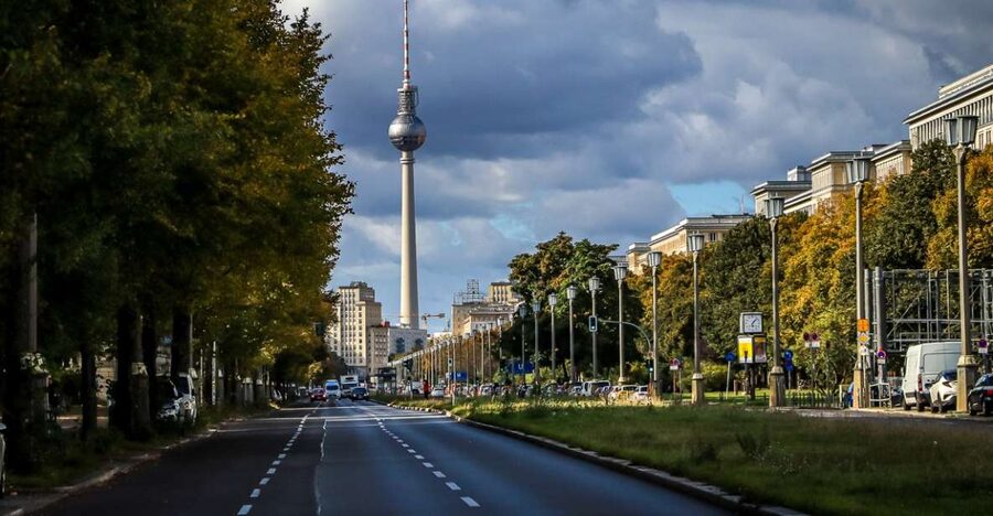 Berlin: Guided Walking Tour in English - Key points to know before walking