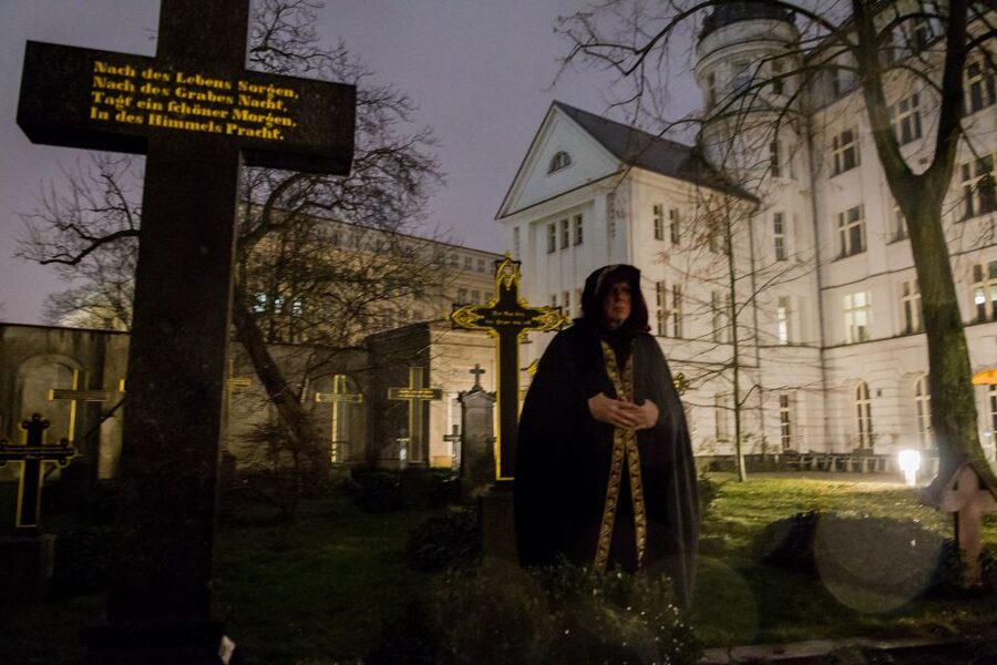 Berlin: Haunted Guided Live Theatre Tour in German - A costumed guide turns a walk into theatre