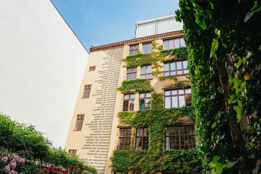 Berlin: Hidden Backyards Guided Walking Tour - Sophienkirche and Auguststraße: broadening the story