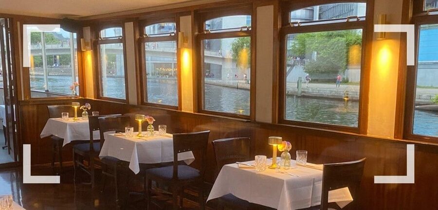 Berlin: Historic Boat Sightseeing City Center Tour - Service, music, and refreshments onboard
