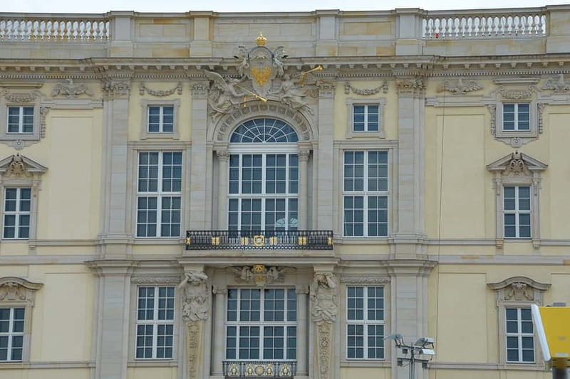 Berlin: Historic Center Walking Tour with a Real Berliner - Brandenburg Gate and the meaning of reunification