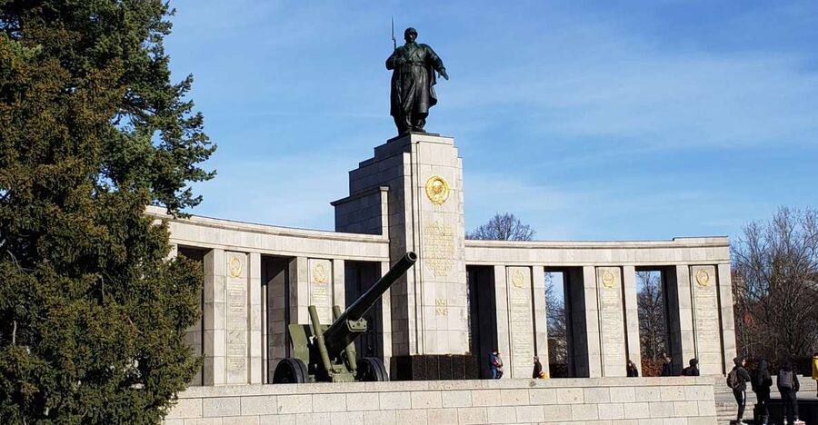 Berlin: Hitler and the Third Reich - a private walking tour - Starting at Brandenburg Gate
