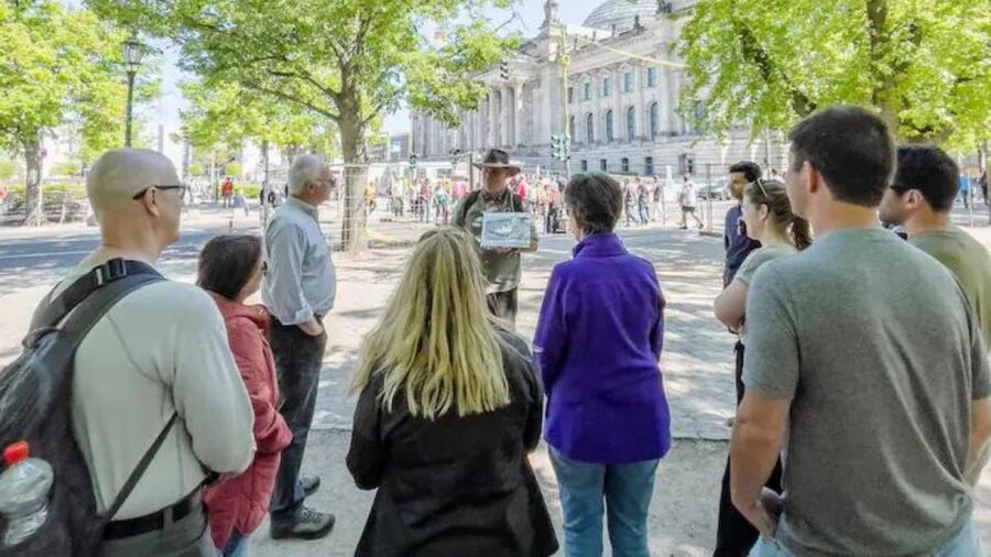 Berlin: Hitler's Berlin The Rise & Fall Guided Walking Tour - Meeting at Brandenburg Gate and entering the story