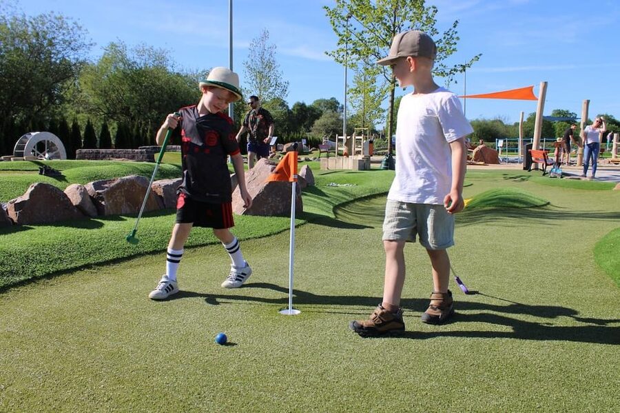 Berlin: Holland-Park day ticket - The 27-hole mini-golf course deserves real time