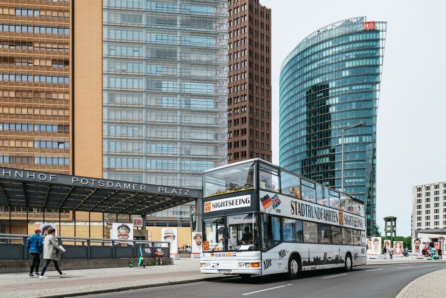 Berlin: Hop-on Hop-off Bus Tour with Live Commentary - Museum Island, Humboldt University, and Unter den Linden