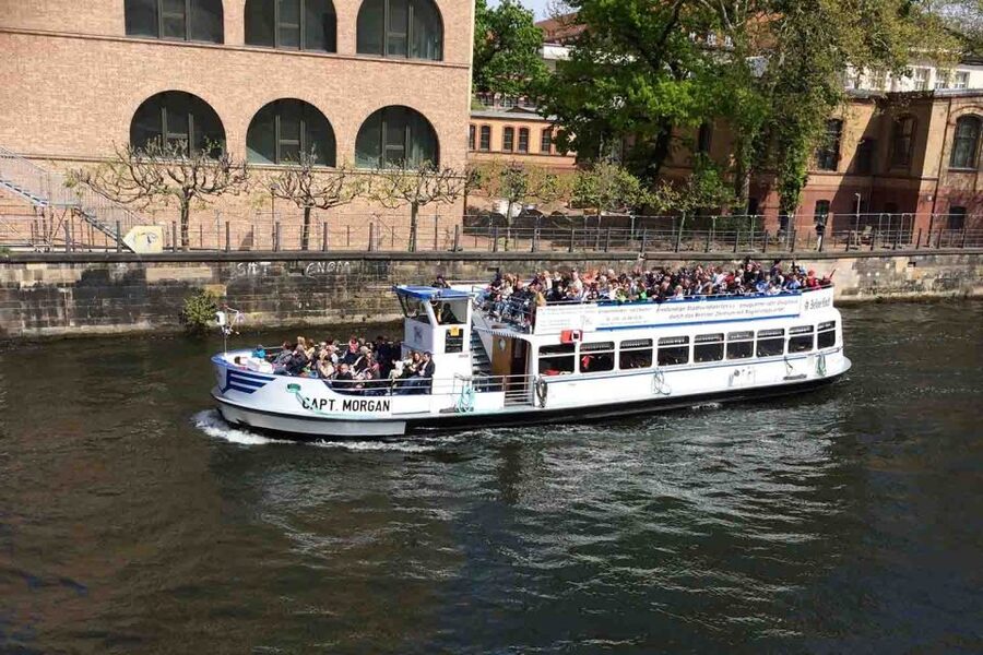 Berlin: Hop-On-Hop-Off Bus with Boat Cruise Option - The western start: Kurfürstendamm, KaDeWe, and the Zoo
