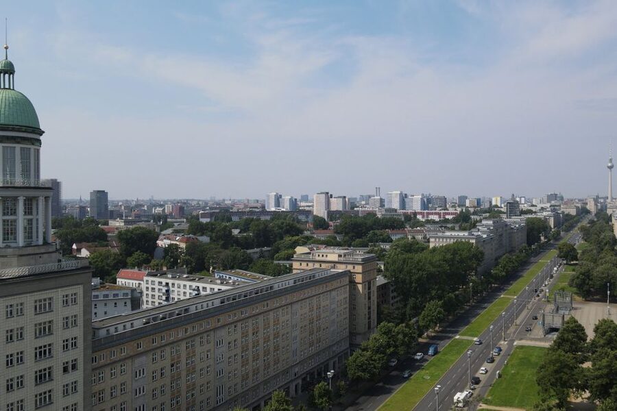Berlin: Karl-Marx-Allee 2-Hour Tour - What the guide adds to the architecture