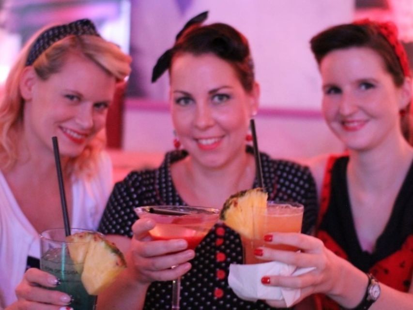 Berlin: Knutschfleck Ticket with Variety Show and Dinner - A 1950s Cocktail Bar With a Strong Personality