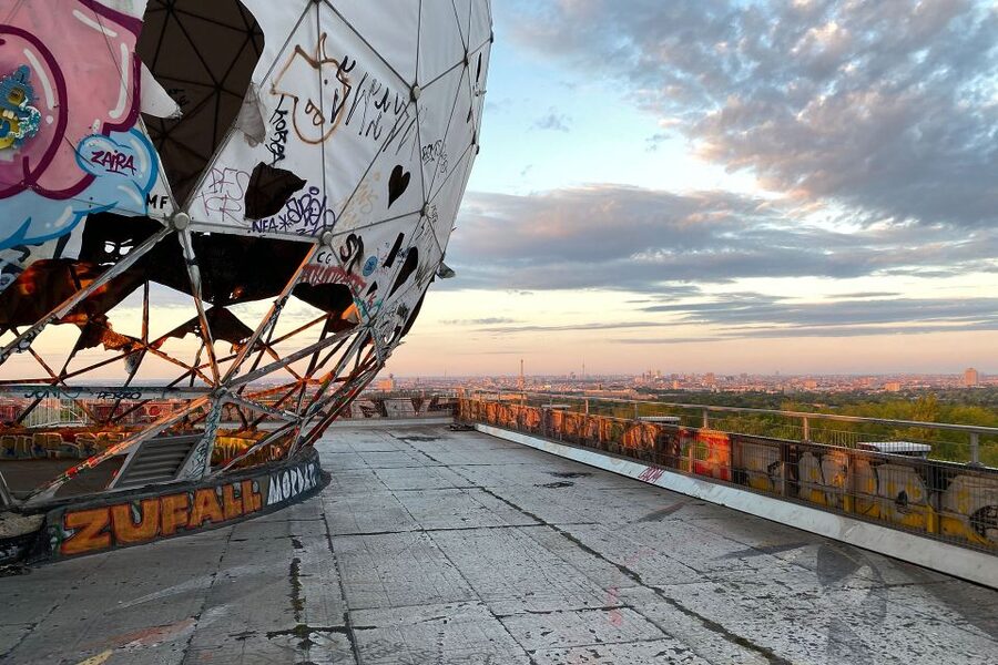 Berlin: Listening Station Teufelsberg Tour with Transfer - Entering the former US listening station