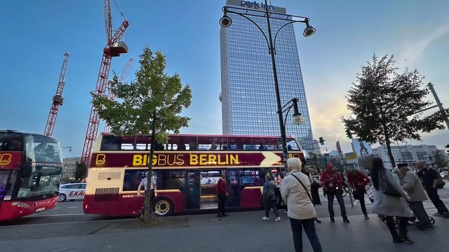 Berlin: Live-Guided Evening Sightseeing Tour by Open-top Bus - New Synagogue and Berlin’s Jewish history