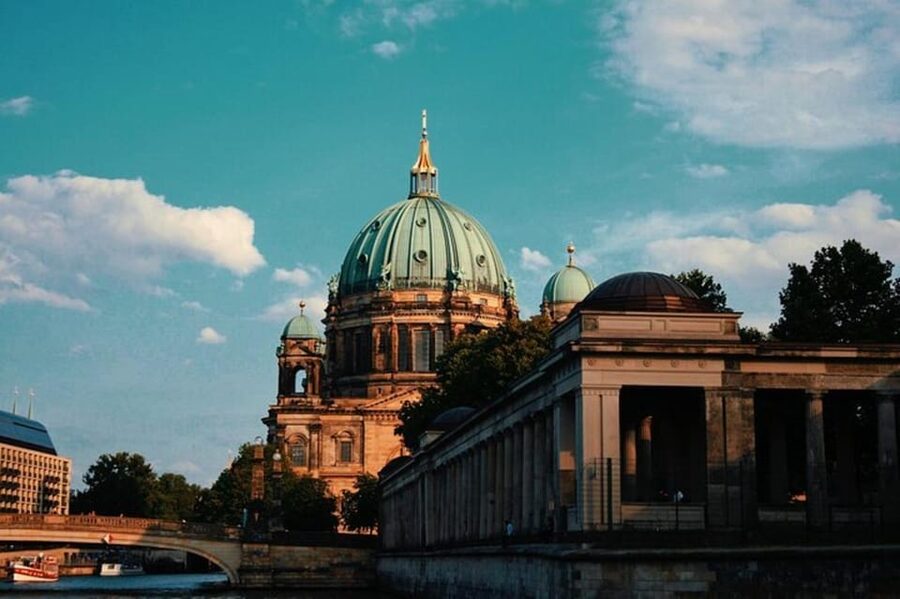 Berlin : Must-see attractions Walking Tour - Starting at Friedrichstraße 103
