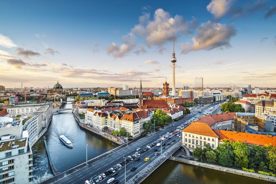 Berlin: Outdoor Escape Game Mitte - Using the iPad and Working With the Game Master