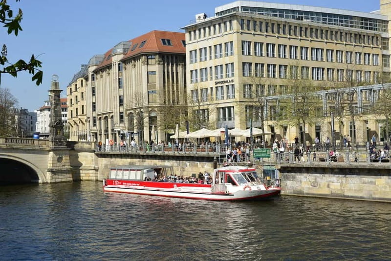 Berlin: Panoramic Boat Tour with Bilingual Audio Guide - Humboldt Forum and Nikolaiviertel from the water