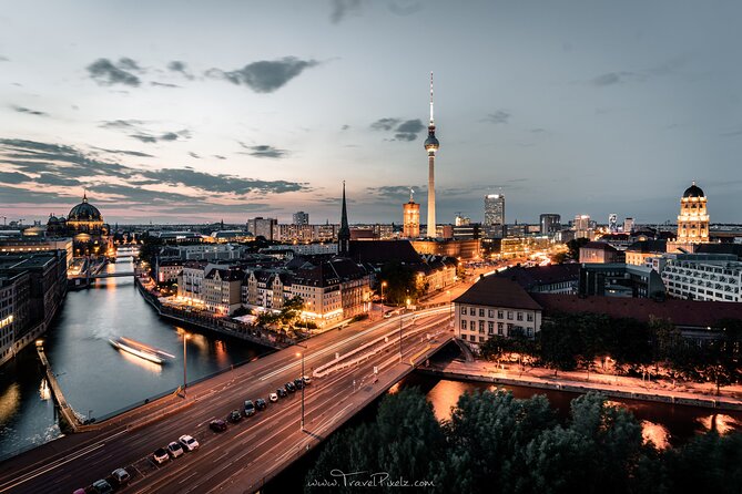 BERLIN PHOTO TOUR with a professional Photographer from Berlin - Starting at the Brandenburg Gate