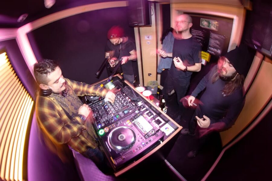 Berlin: Premium Underground Party Tour - Starting with a drink at Rigaer Kiosk