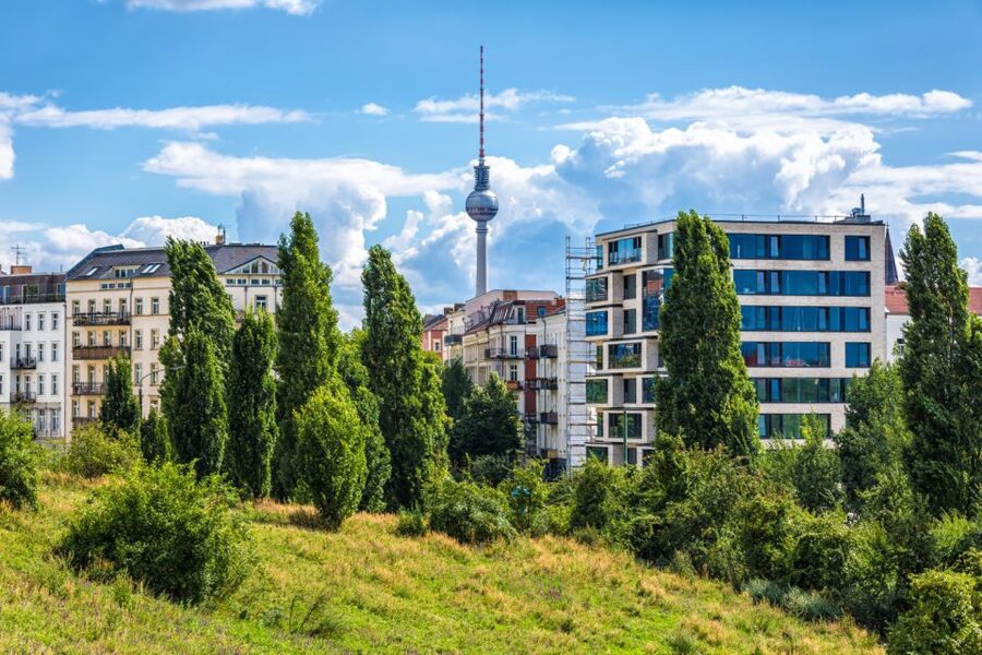 Berlin Prenzlauer Berg: Scavenger Hunt Self-Guided Tour - Konnopke’s currywurst stop